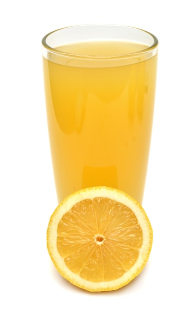 Zitronenscheibe mit Saftfrucht isoliert auf weißem Hintergrund Perfekt retuschierte volle Schärfentiefe auf dem Foto Draufsicht flach gelegt