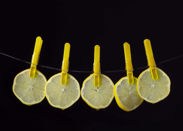 Zitronenscheiben auf dunklem Hintergrund