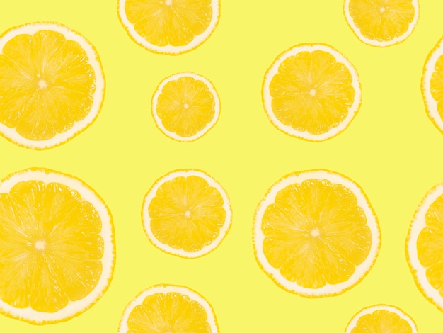 Zitronenscheiben auf gelbem Hintergrund Nahtloses Muster