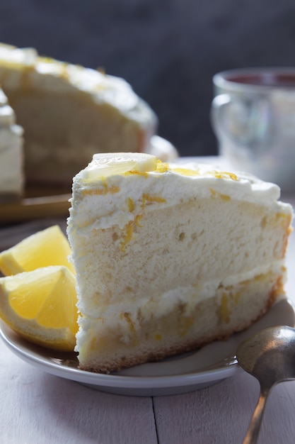 Foto zitronenschwammkuchen mit sahne und eifermakro