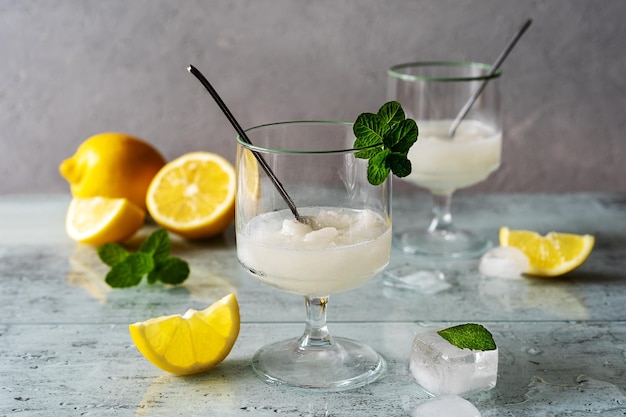 Zitronensorbet ist ein kaltes Dessert aus Wasser, Zucker und Früchten. Traditionelles italienisches Dessert
