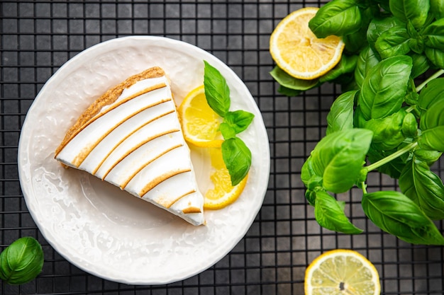 Zitronentorte Baiser süßes Dessert bereit, gesunde Mahlzeit Essen Snack auf dem Tisch Kopie Raum zu essen