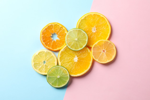 Zitrusfruchtscheiben auf zweifarbigem Hintergrund, Draufsicht