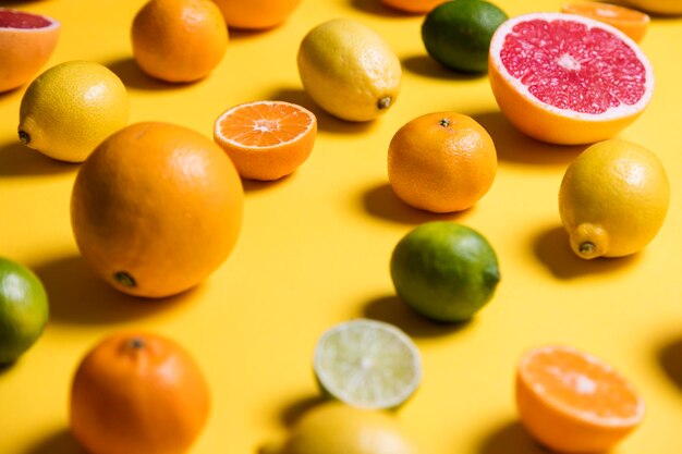 Zitrusfrüchte Grapefruit Zitrone Limette Orange auf gelbem Hintergrund