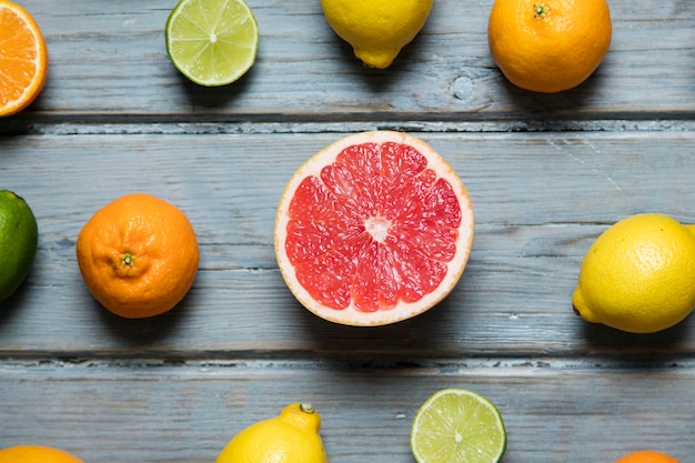 Zitrusfrüchte Grapefruit-Zitronen-Limetten-Orange auf rustikalem Holzhintergrund