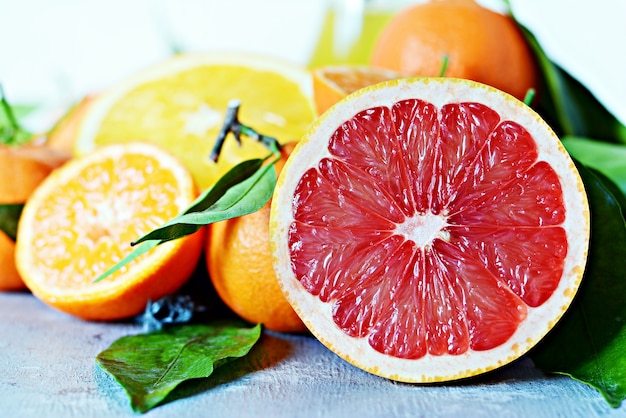 Zitrusfrüchte Orange, Zitrone, Grapefruit, Mandarine, Limette. Frische Früchte.