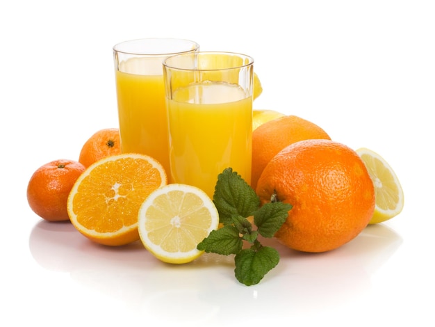 Zitrusfrüchte und zwei Gläser frischer Orangensaft