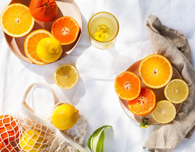 Zitrusfrüchte wie Zitrone, Orange, Mandarine. Vitamine, saisonale Früchte, Lebensmittel zur Stärkung des Immunsystems.
