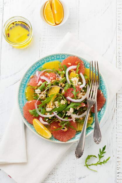 Zitrusvitaminsalat in einer Keramikplatte