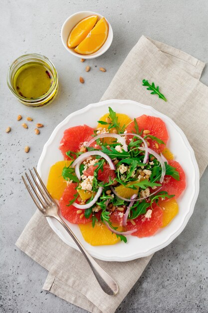 Zitrusvitaminsalat in einer Keramikplatte