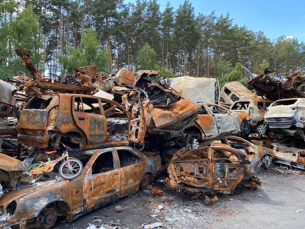 Zivilisten erschießen Ein Kriegsverbrechen Autofriedhof