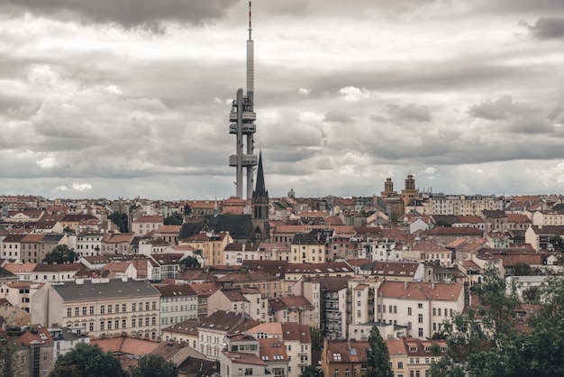 Zizkov Fernsehturm und Prag Stadtbild. Tschechien