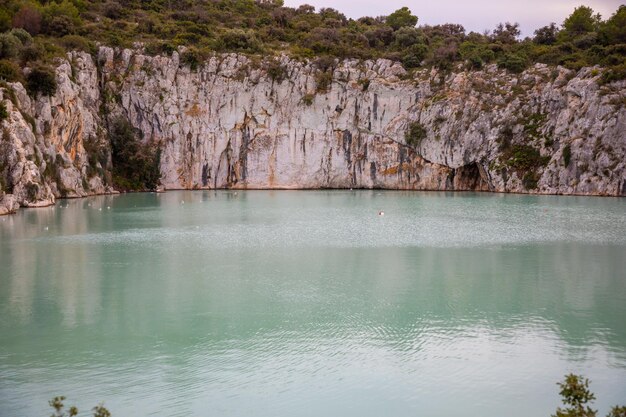 Zmajevo oko oder Drachenauge See und blaue Lagune in der Nähe von Rogoznica Kroatien