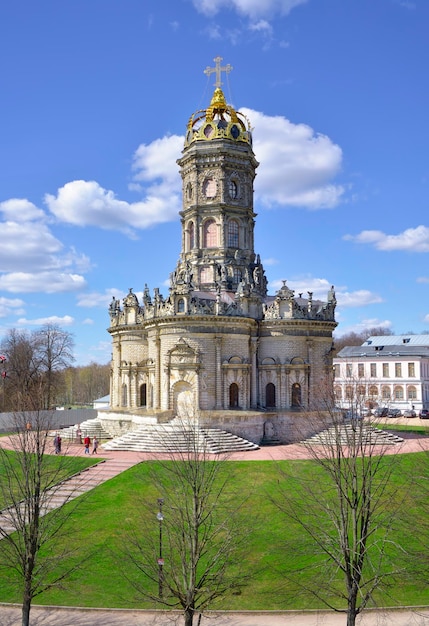 Znamenskaya-Orthodoxe Kirche im Frühjahr