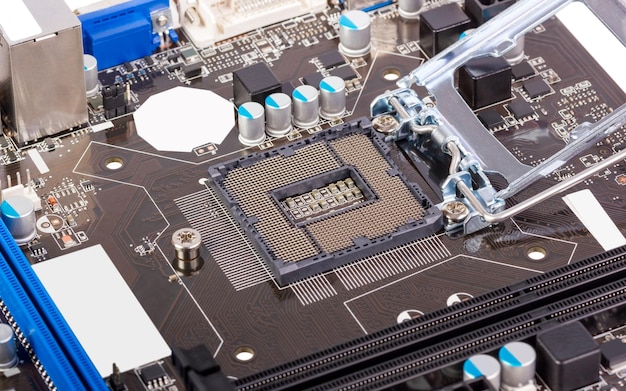 Zócalo de procesador de CPU vacío con pines en la placa base