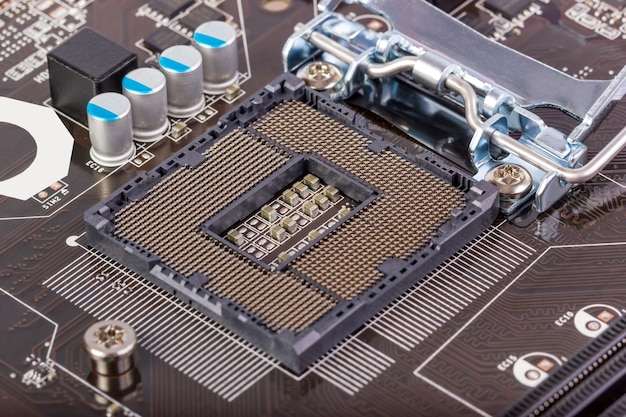 Zócalo de procesador de CPU vacío con pines en la placa base