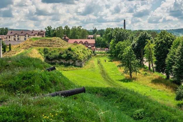 Zolochiv, Ucrânia 06.07.2021. Paredes sólidas do Castelo de Zolochiv, região da Galiza da Ucrânia, em um dia ensolarado de verão