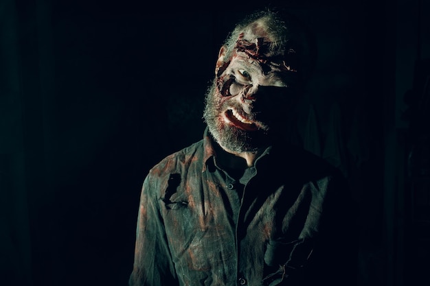Zombie männliches Make-up für Halloween-Konzept Blut auf der Haut im Gesicht