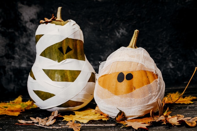 Zombiekürbisse in Verbänden, auf dunklem Hintergrund. Das Konzept von Halloween.