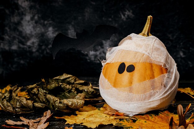 Zombiekürbisse in Verbänden, auf dunklem Hintergrund. Das Konzept von Halloween.