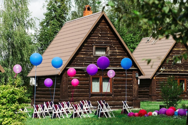 Zona al aire libre decorada con flores En el fondo hay casas de madera