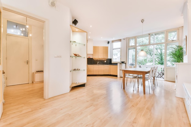 Zona de cocina y comedor en apartamento moderno