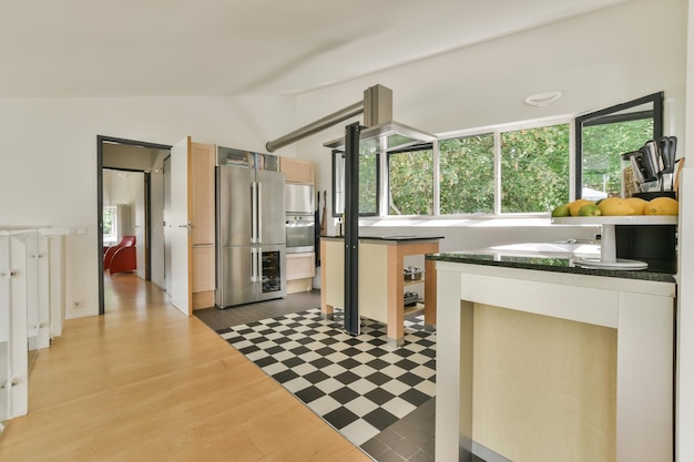 Zona de cocina y comedor en apartamento moderno