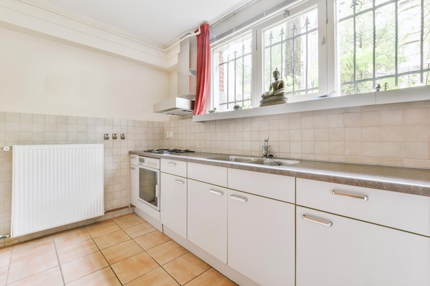 Zona de cocina y comedor en apartamento moderno