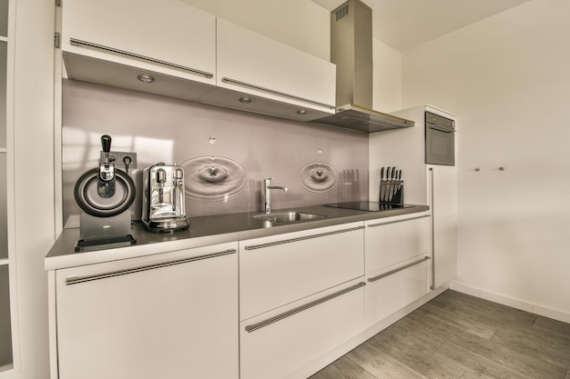 Zona de cocina y comedor en apartamento moderno