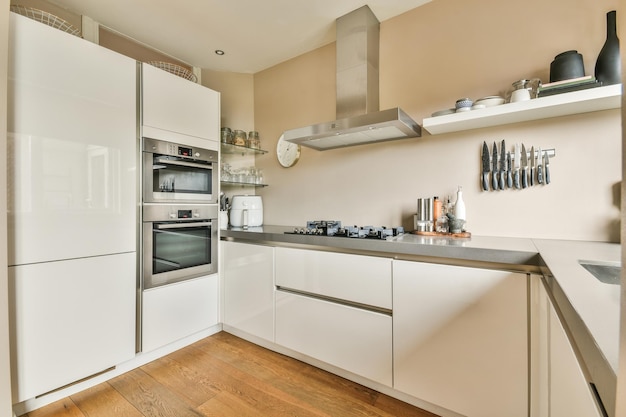 Zona de cocina y comedor en apartamento moderno