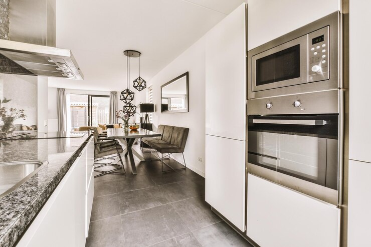 Zona de cocina y comedor en apartamento moderno