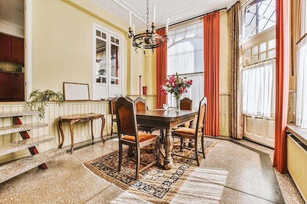 Zona de cocina y comedor en apartamento moderno