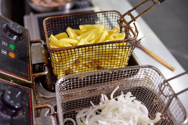 Zona de cocina sucia con freidora de patatas fritas