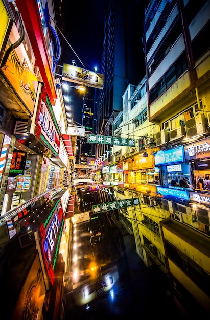 Zona comercial por la noche en Hong Kong