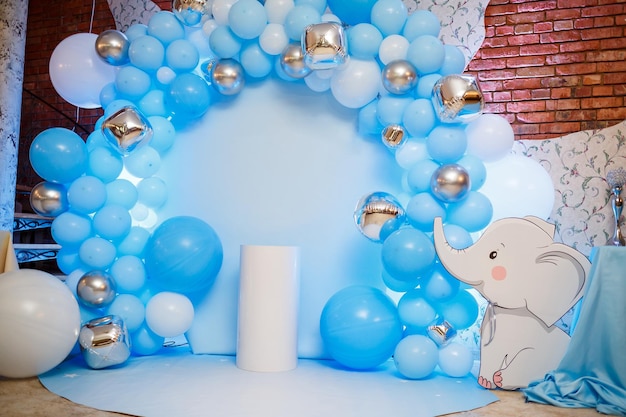Zona de fotos com balões. Decoração de aniversário do menino. Decoração festiva. Balões. Fundo de festa infantil. Zona de foto festiva em azul.