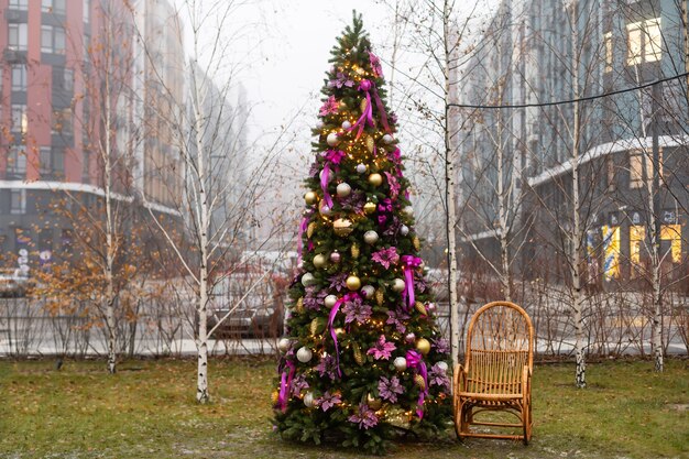 zona de fotos de ano novo, uma verdadeira árvore de natal na rua