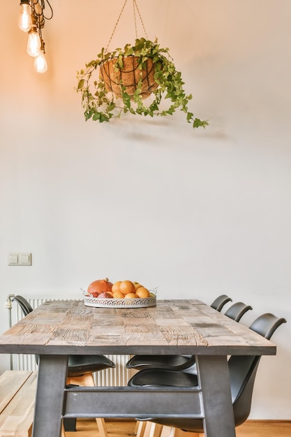 Zona de jantar de estilo minimalista em apartamento moderno