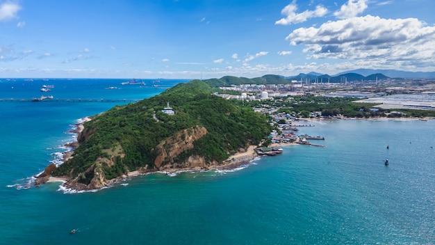 Foto zona de produção de petróleo e gás na vista aérea da ilha