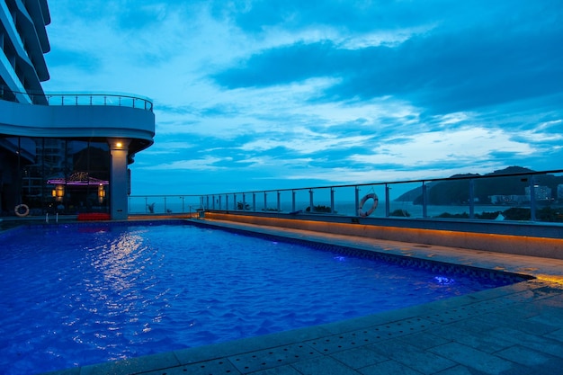 Zona de Recreação da Piscina do Hotel com Água Azul