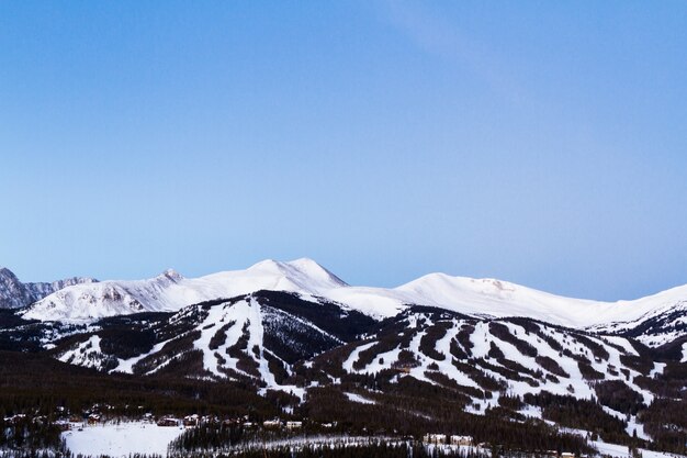 Zona de esquí de Breckenridge al amanecer en invierno.