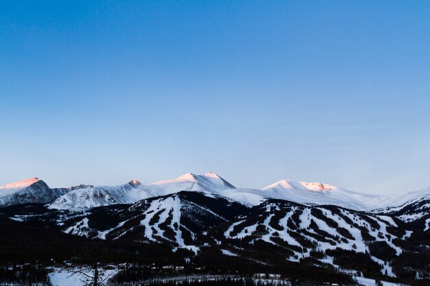 Zona de esquí de Breckenridge al amanecer en invierno.