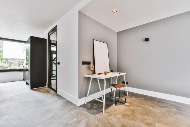 Zona de esquina elegante con una mesa blanca en la habitación