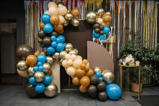 Zona fotográfica de luxo com balões insufláveis no reaturant Photozone de balões dourados e azuis Decoração para festa infantil
