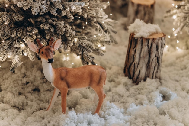 Zona fotográfica do Ano Novo 39 com neve perto de uma padaria de café Brinquedos de decoração de Natal Banco de árvores de Natal guirlanda lâmpadas brilhantes imagem de humor festivo para cartão postal