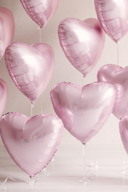 Zona fotográfica festiva con corazones de globos de helio rosa para cumpleaños y San Valentín