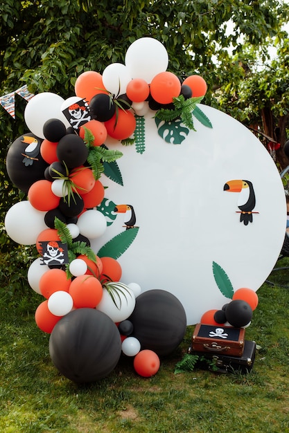 Zona fotográfica infantil com muitos balões. decorações para uma festa de aniversário.