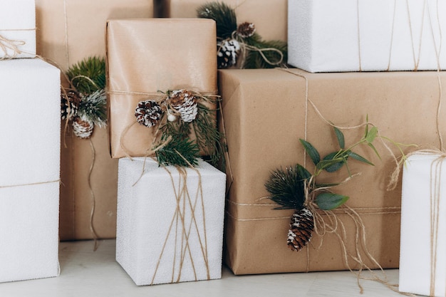 Foto zona de fotos de año nuevo con nieve cerca de un café panadería decoración de navidad juguetes árboles de navidad banco guirnalda bombillas incandescentes imagen de ambiente festivo para postal