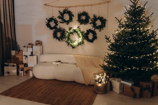 Zona de fotos de Año Nuevo con nieve cerca de un café panadería Decoración de Navidad juguetes Árboles de Navidad banco guirnalda bombillas incandescentes imagen de ambiente festivo para postal