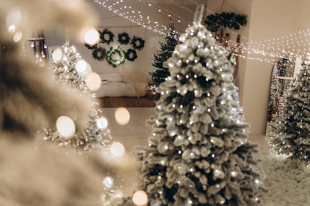 Zona de fotos de Año Nuevo con nieve cerca de un café panadería Decoración de Navidad juguetes Árboles de Navidad banco guirnalda bombillas incandescentes imagen de ambiente festivo para postal