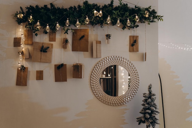 Zona de fotos de Año Nuevo con nieve cerca de un café panadería Decoración de Navidad juguetes Árboles de Navidad banco guirnalda bombillas incandescentes imagen de ambiente festivo para postal